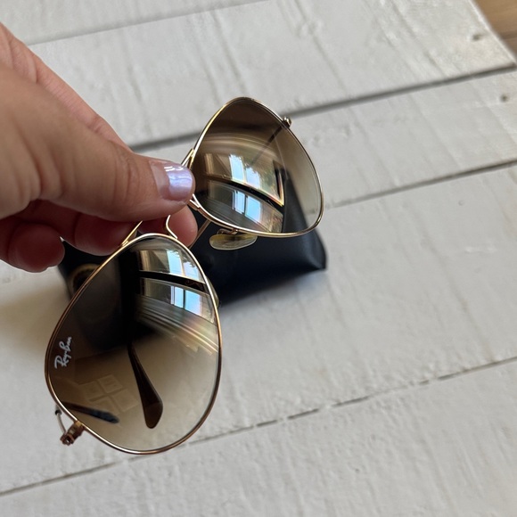 Ray-Ban Gold Aviator Sunglasses with Black Case - Picture 2 of 5